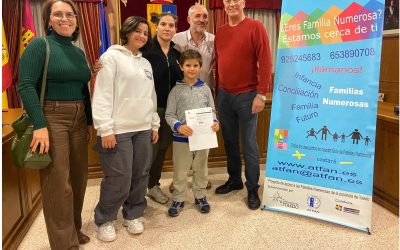 Entrega de las entradas del sorteo para el Puy de Fou a la familia de Pantoja participante en Marco Topo