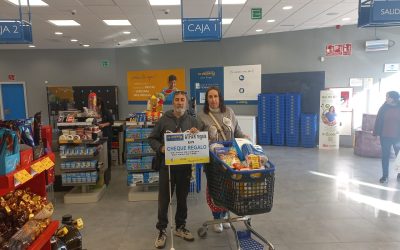 «Enhorabuena». Otra familia se lleva un carro de compra a su casa con ATFAN.