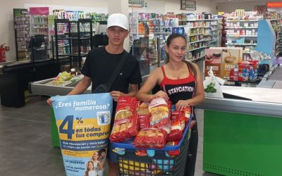 ¡Enhorabuena a la familia afortunada! Entregado el carro de la compra sorteado en La Puebla de Montalbán